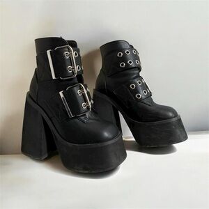 Black dolls kill window grommet platform boots.